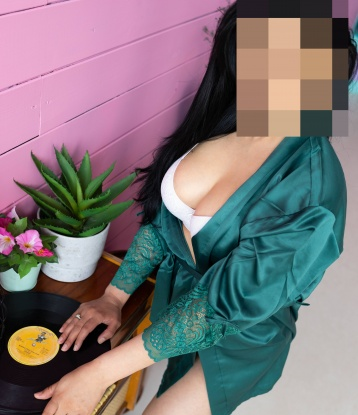 🌸💋 Живу в Москве и предлагаю широкий спектр услуг: классический и эротический массаж, оральный и классический секс, ролевые игры, стриптиз и многое другое. 😍 Если ты ищешь девушку, которая сделает твои фантазии реальностью, то я именно она! ✨ Обладаю прекрасным телом и красивым лицом, которые ты можешь увидеть на моих фото. 😘 Мои клиенты всегда остаются довольными и возвращаются ко мне снова и снова. Они говорят, что со мной время пролетает незаметно, словно волшебство. Зайди ко мне и ты узнаешь, что такое настоящий праздник страсти и наслаждения! 😉✨ Поля
