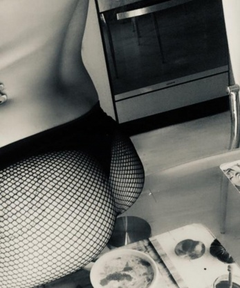 Я знаю, как расслабить тебя и сделать твои фантазии реальностью.💋 В моих услугах только высококачественный эскорт и интимные моменты, которые оставят тебя безудержным желанием вернуться ко мне снова.😉 Я могу быть твоей спутницей на деловых встречах, а также доставить тебе наслаждение в уютной обстановке моей роскошной квартиры в Москве.🌇 Ты можешь ознакомиться с моими отзывами и фото, чтобы убедиться в моей привлекательности и талантах. Жду встречи с тобой! 💋😘 Елизавета